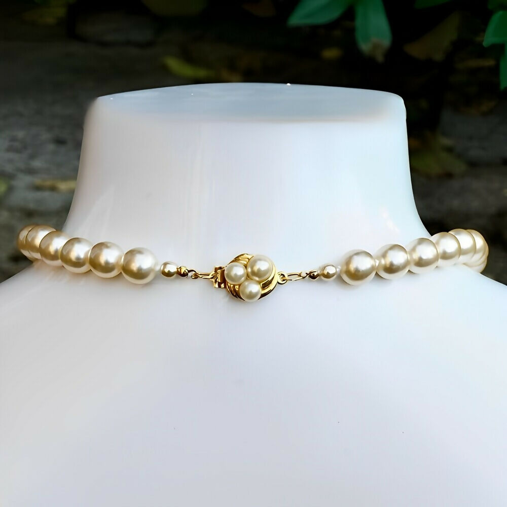 cream-glass-pearl-necklace-with-a-gold-plated-and-pearl-clasp-7p