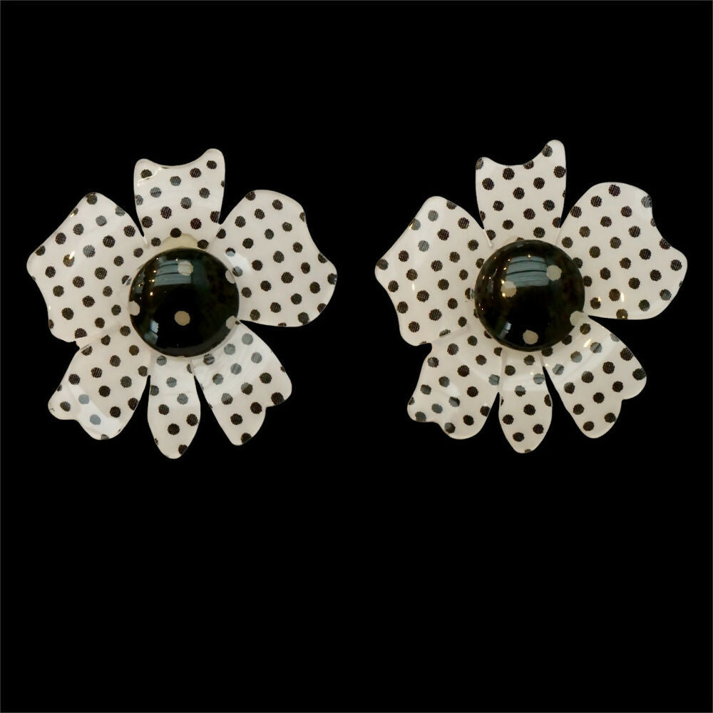 black-and-white-plastic-spotted-flower-pierced-earrings-4p