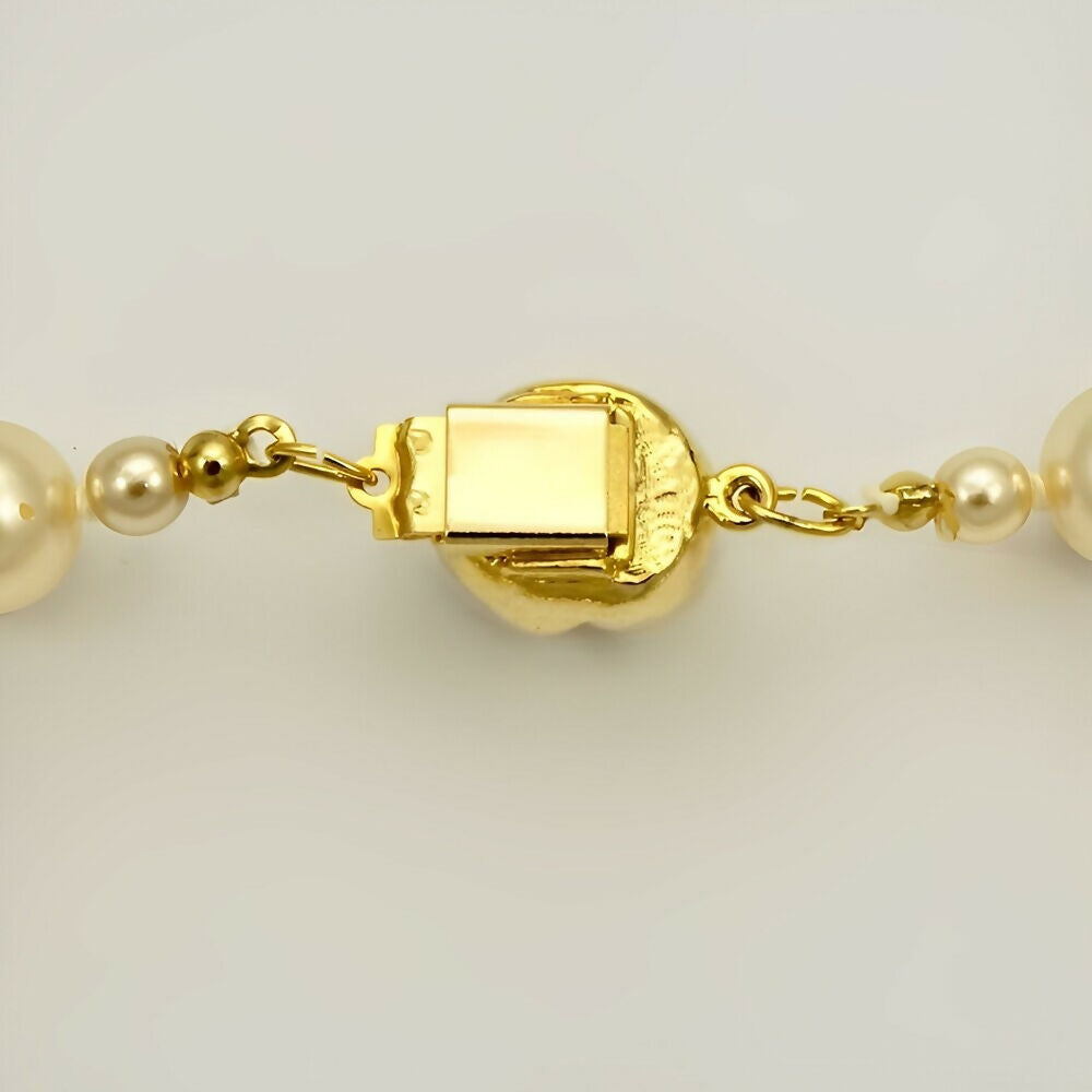 cream-glass-pearl-necklace-with-a-gold-plated-and-pearl-clasp-4p