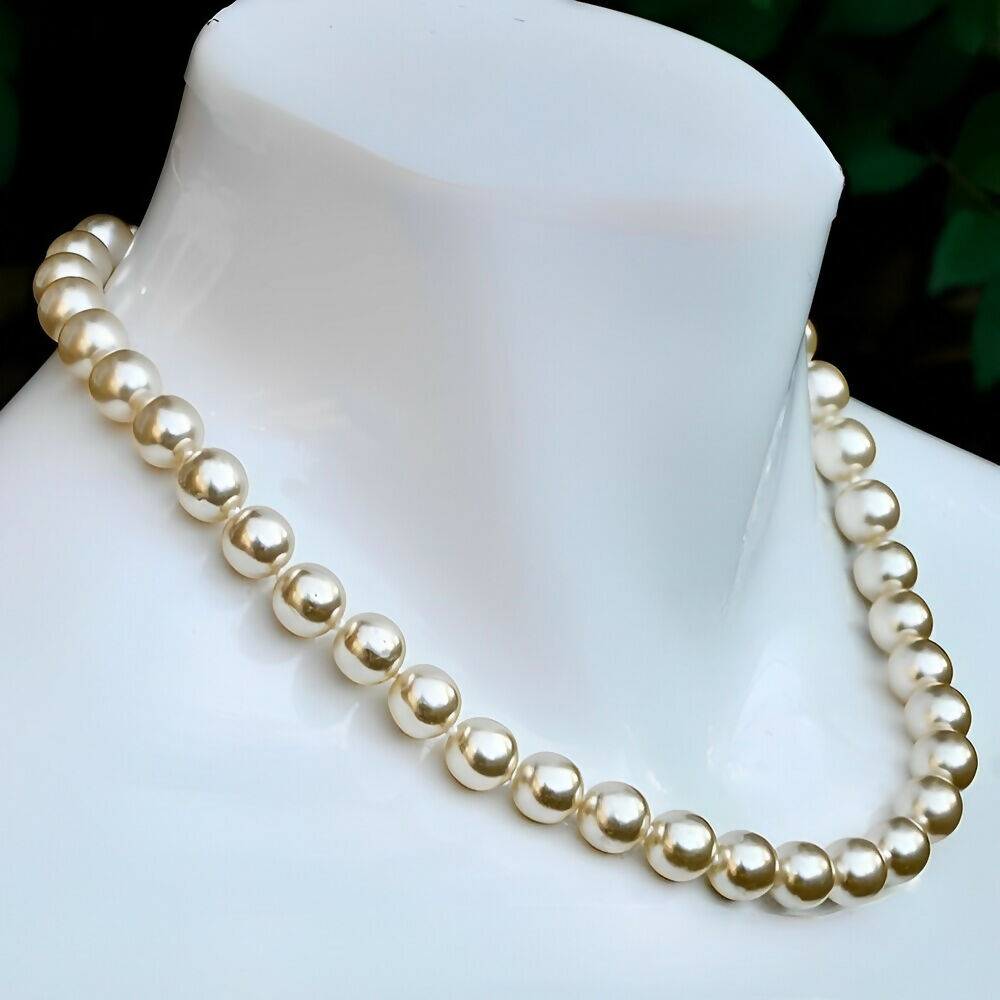 cream-glass-pearl-necklace-with-a-gold-plated-and-pearl-clasp-6p