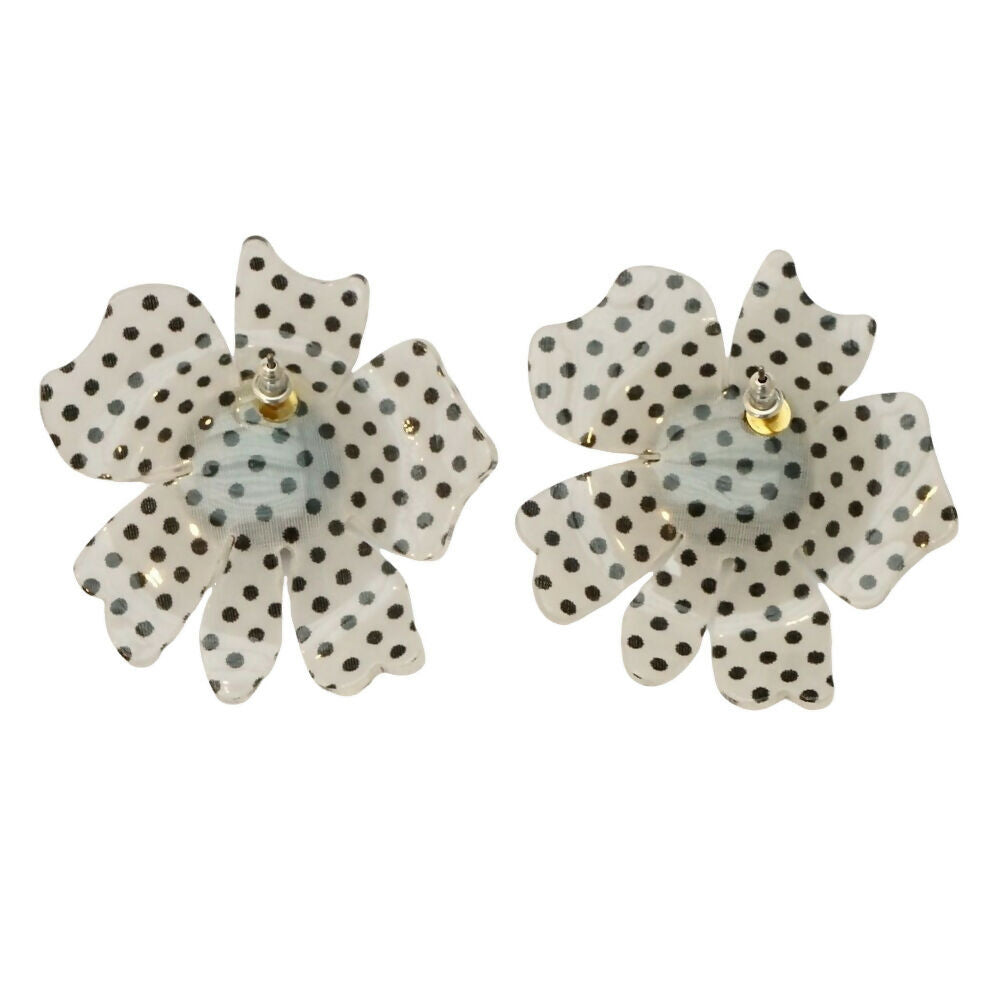 black-and-white-plastic-spotted-flower-pierced-earrings-2p