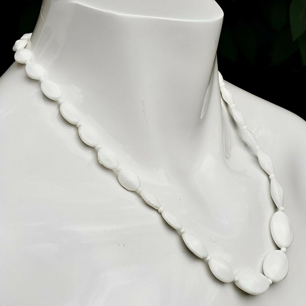 Art-Deco-Style-White-Milk-Glass-Oval-Link-Necklace-circa-1950s-4zp