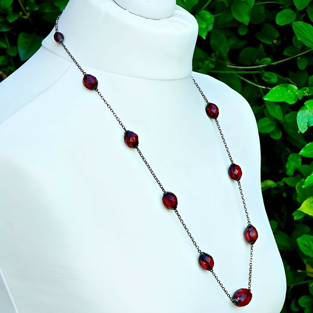 Cherry-Red-Bakelite-Graduated-Faceted-Bead-Necklace-on-Sterling-Silver-Chain-5z