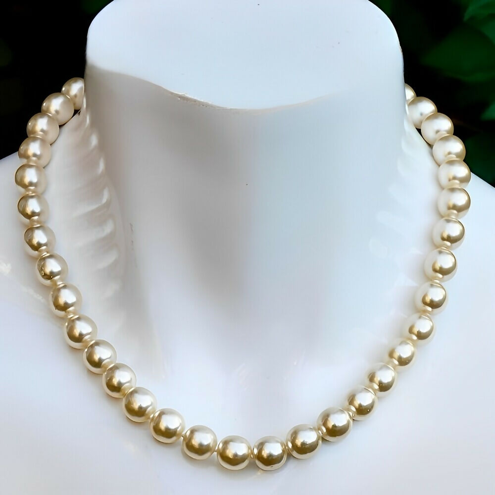 cream-glass-pearl-necklace-with-a-gold-plated-and-pearl-clasp-5p