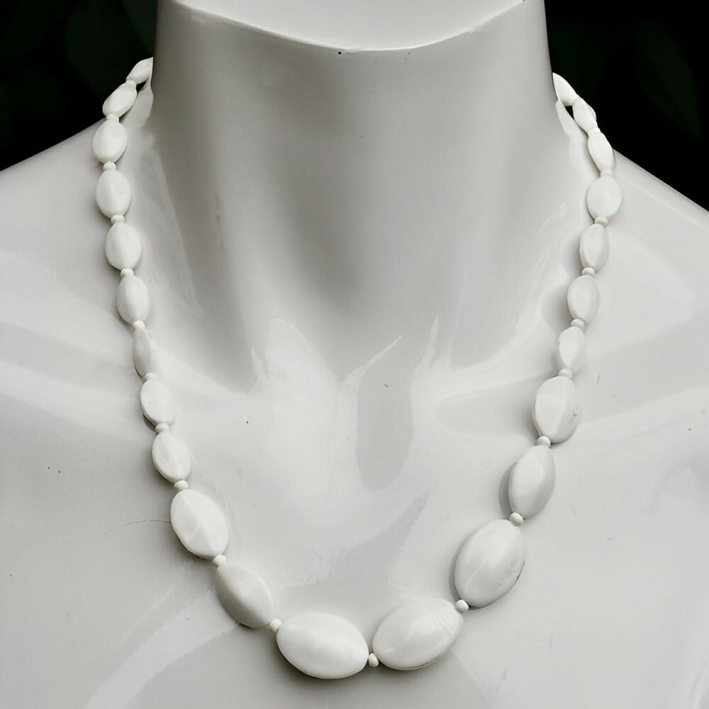 Art-Deco-Style-White-Milk-Glass-Oval-Link-Necklace-circa-1950s-3zp