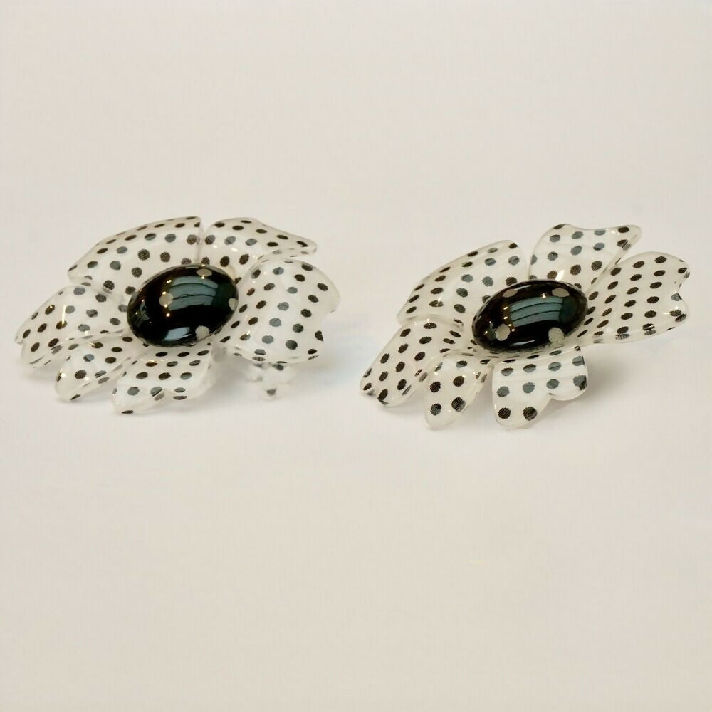 black-and-white-plastic-spotted-flower-pierced-earrings-3p