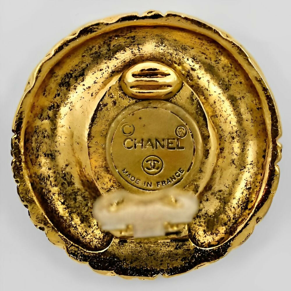 chanel-gold-plated-logo-ridged-clip-on-earrings-1970s-5z