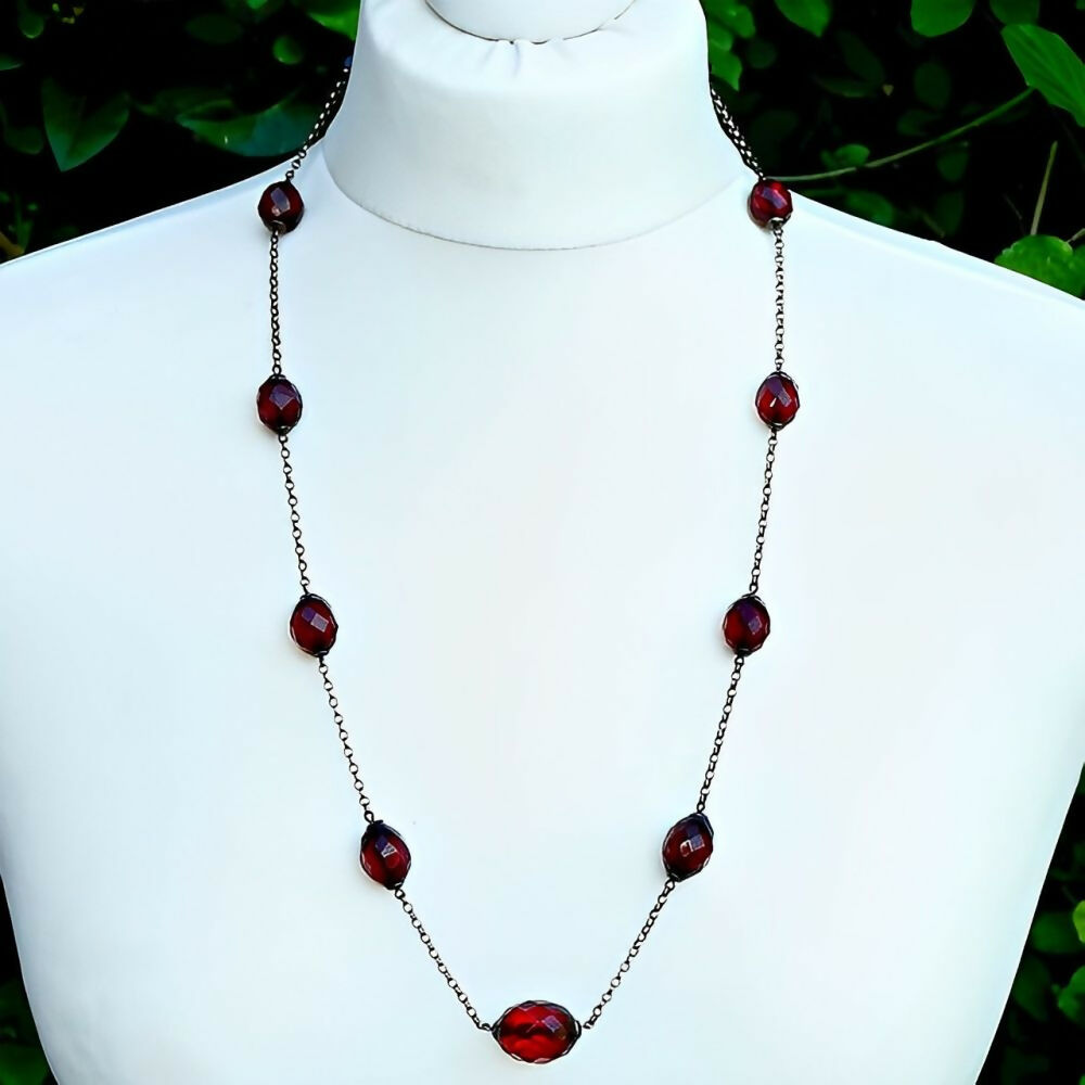 Cherry-Red-Bakelite-Graduated-Faceted-Bead-Necklace-on-Sterling-Silver-Chain-4z